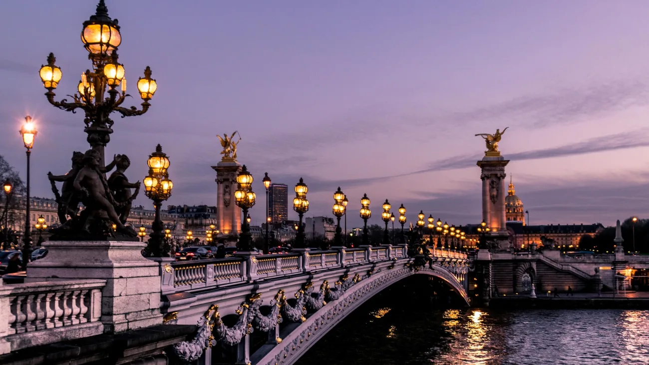 Paris la nuit avec la Tour Eiffel illuminée